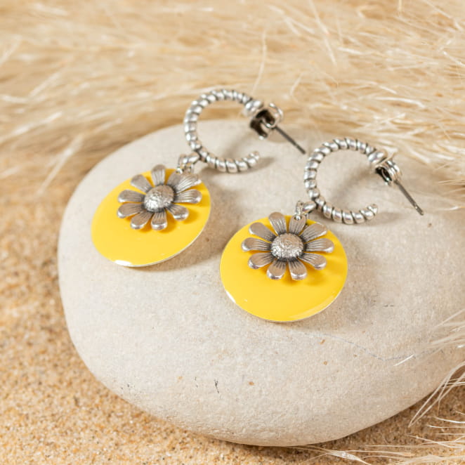 Retour de plage vous propose des colliers, bracelets, boucles d’oreilles, bracelets de chevilles, porte-clefs, parfums, cabas et bagues pour femme, homme et enfant pour que chacun trouve son bonheur.