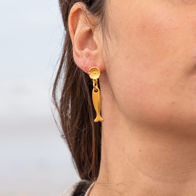 Retour de plage propose des bijoux fantaisie fabriqués avec des matériaux de qualité : céramique, lin, perles de verre, hématite, quartz, amazonite, perles de rivière, perle de jade, lapis lazuli, perles de culture, pierre de sable, etc.