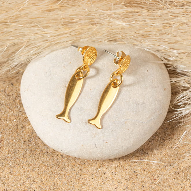 Découvrez les boucles d’oreilles Sakana, un bijou marin fabriqué en France sur l’Île d’Oléron par des monteuses qualifiées.