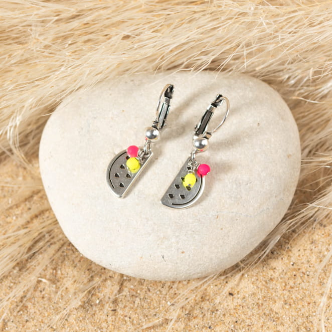 Retour de plage vous propose des colliers, bracelets, boucles d’oreilles, bracelets de chevilles, porte-clefs, parfums, cabas et bagues pour femme, homme et enfant pour que chacun trouve son bonheur.