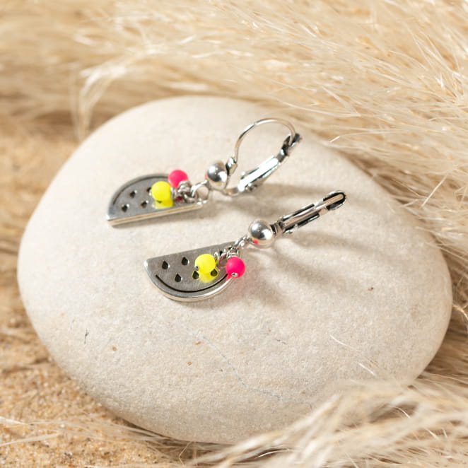 Retour de plage propose des bijoux fantaisie multicolore, blanc, sable, bleu nuit, turquoise, couleur ficelle, anthracite, ou autre alors choisissez les matières qui vous plaisent et les textures que vous aimez.