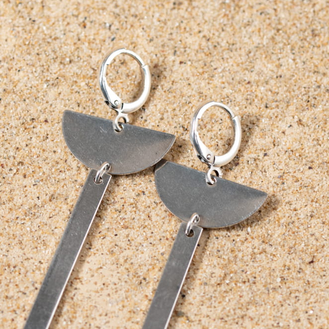 Découvrez les boucles d’oreilles Science, un bijou marin fabriqué en France sur l’Île d’Oléron par des monteuses qualifiées.