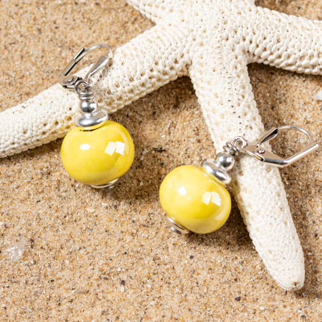boucles Seiche sur le sable avec deux perles jaune vif, style estival