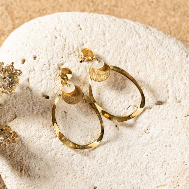 Retour de plage propose des bijoux fantaisie multicolore, blanc, sable, bleu nuit, turquoise, couleur ficelle, anthracite, ou autre alors choisissez les matières qui vous plaisent et les textures que vous aimez.