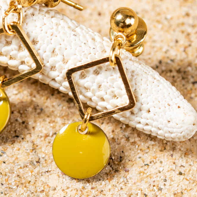 Les bijoux Retour de plage sont des bijoux fantaisie authentiques et uniques faits de perles naturelles qui racontent une histoire de nature ou d’océan à partager en famille ou entre amis.