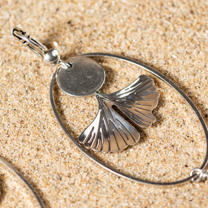 Retour de plage propose des bijoux fantaisie fabriqués avec des matériaux de qualité : céramique, lin, perles de verre, hématite, quartz, amazonite, perles de rivière, perle de jade, lapis lazuli, perles de culture, pierre de sable, etc.