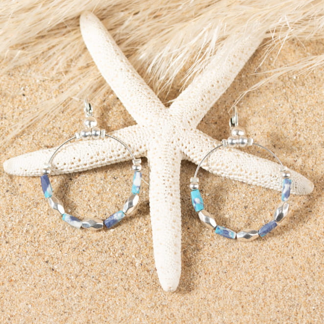 Boucles d'oreilles Trikala, créoles argentées et perles turquoise et multicolore