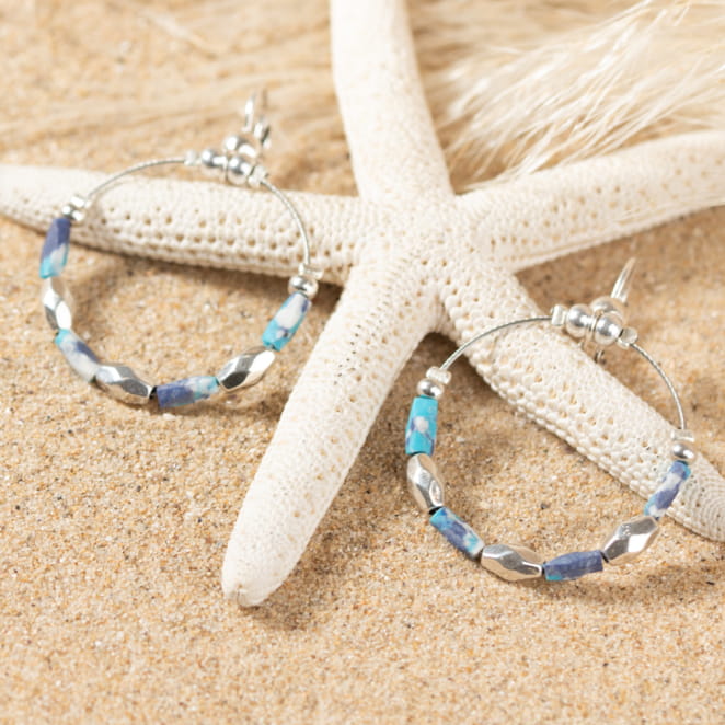 Boucles d'oreilles Trikala, créoles argentées et perles turquoise et multicolore