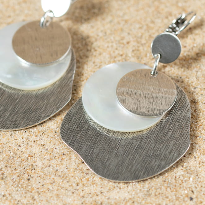 Découvrez les boucles d’oreilles Viviane, un bijou marin fabriqué en France sur l’Île d’Oléron par des monteuses qualifiées.