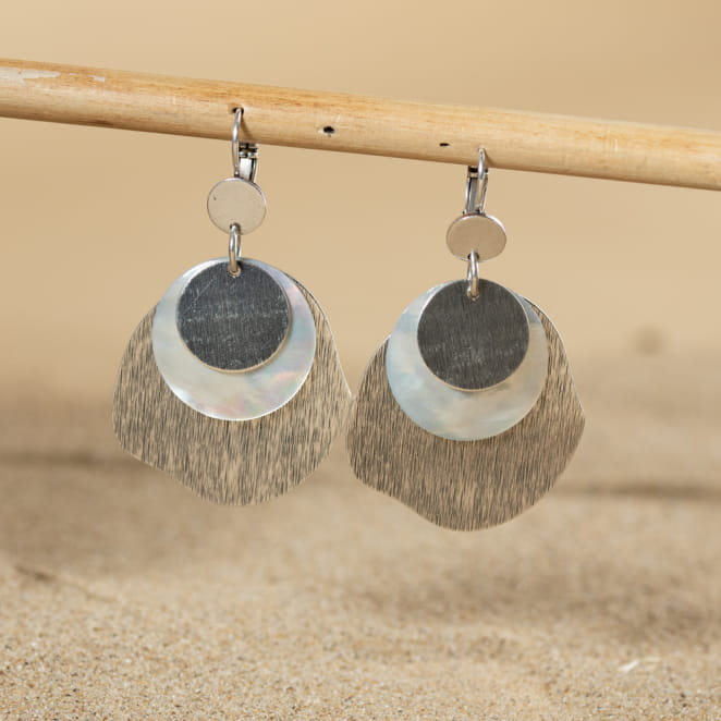 Retour de plage, une entreprise locale engagée dans le développement durable qui créée et fabrique des bijoux fantaisies made in France sur l’Île d’Oléron.