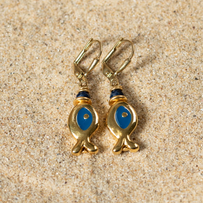 Boucles d'oreilles Wanda doré et bleu en forme de poisson. Montées sur dormeuses. fabrication française.