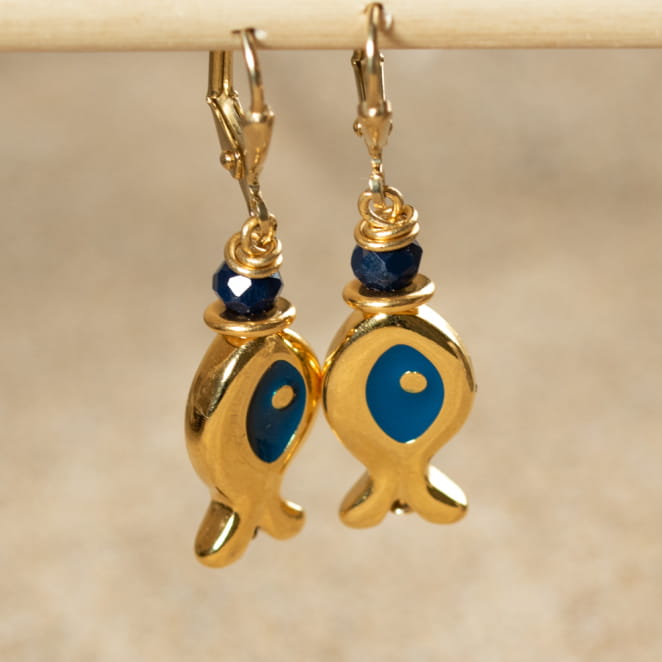 Boucles do'reilles doré et bleu Wanda en forme de poisson. Fabrication artisanale française.