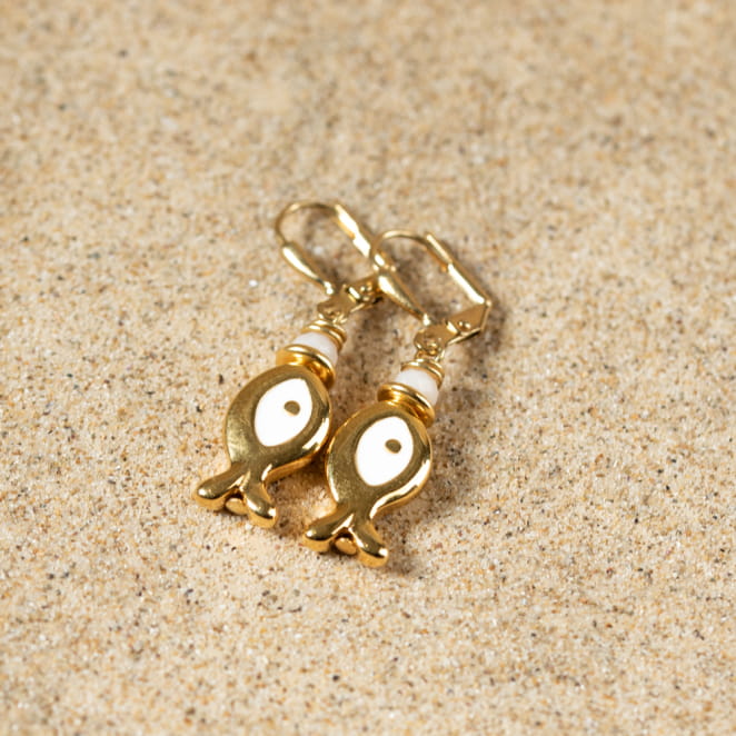Boucles do'reilles doré et blanc Wanda en forme de poisson. Fabrication artisanale française.
