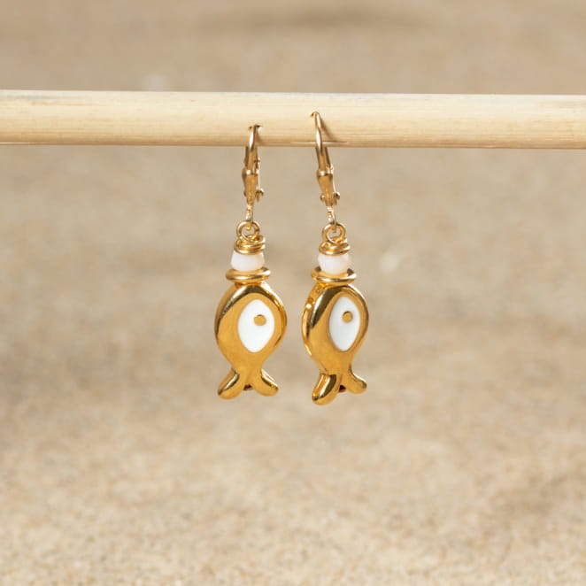 Boucles d'oreilles doré blanc en forme de poisson. Made in France