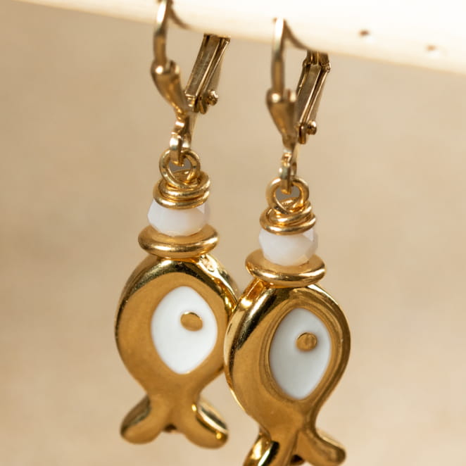 Boucles d'oreilles Wanda doré et blanc en forme de poisson. Montées sur dormeuses. fabrication française.
