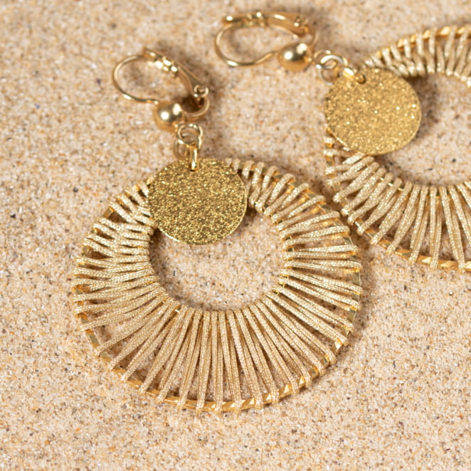 Découvrez les boucles d’oreilles Yona, un bijou marin fabriqué en France sur l’Île d’Oléron par des monteuses qualifiées.