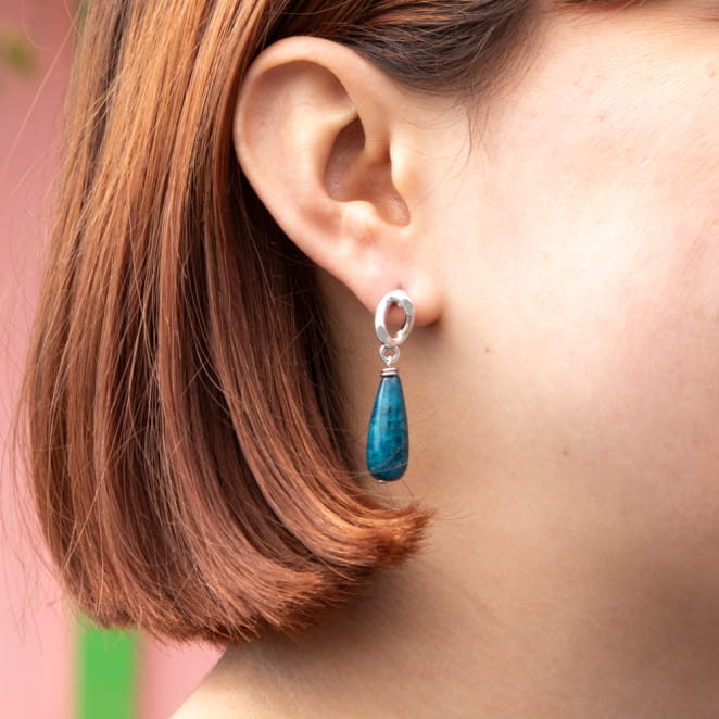 boucles Zana portées, bleu pétrole profond et monture argentée