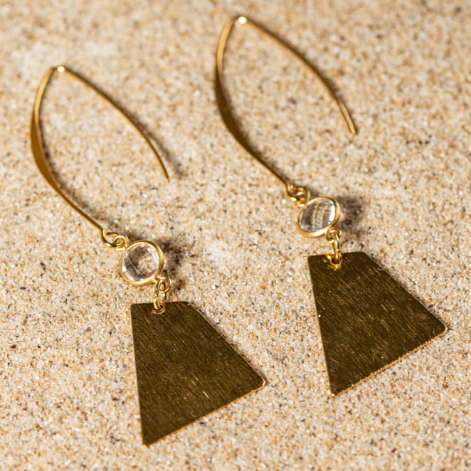 Découvrez les boucles d’oreilles Apolline, un bijou marin fabriqué en France sur l’Île d’Oléron par des monteuses qualifiées.