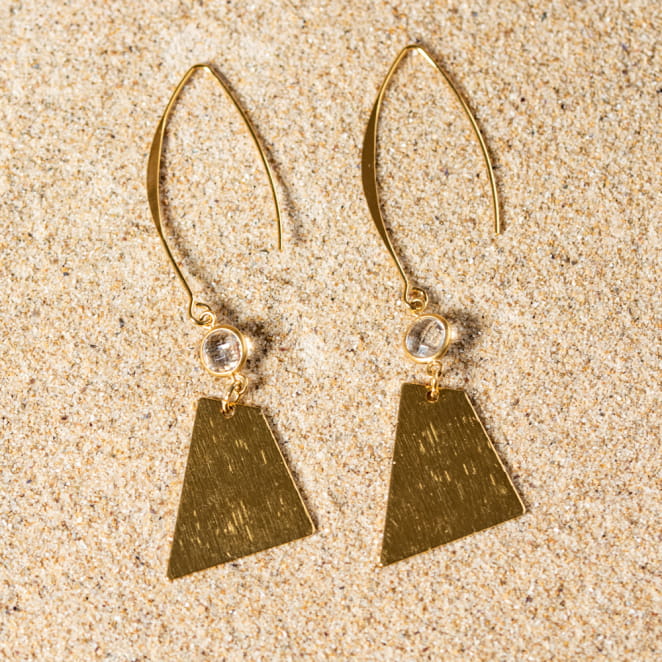 Retour de plage propose des bijoux fantaisie multicolore, blanc, sable, bleu nuit, turquoise, couleur ficelle, anthracite, ou autre alors choisissez les matières qui vous plaisent et les textures que vous aimez.