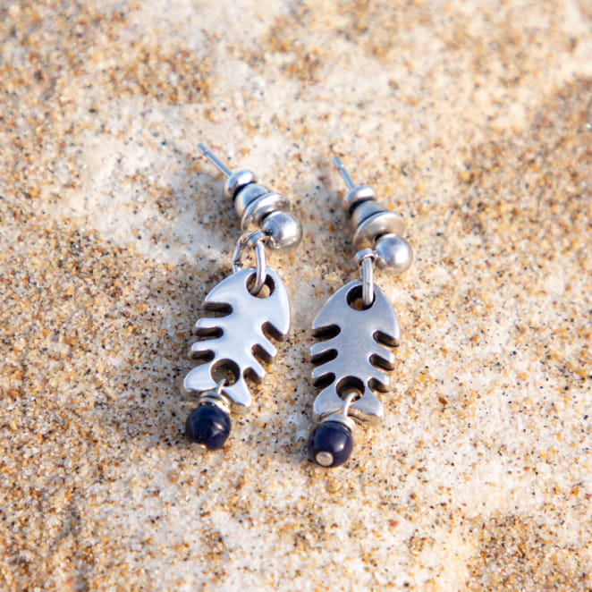 Boucles d'oreilles argentées arête de poisson perles bleu