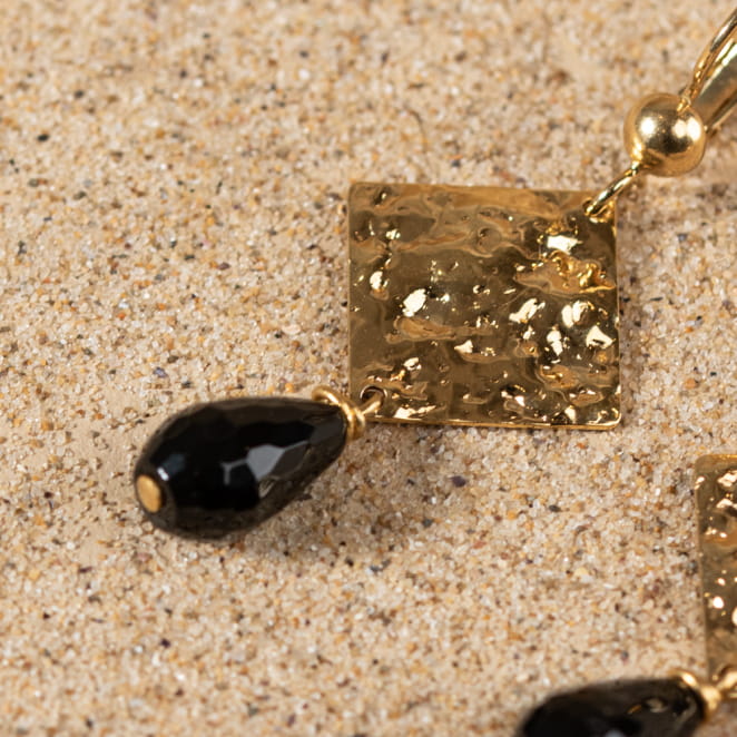 Retour de plage propose des bijoux fantaisie fabriqués avec des matériaux de qualité : céramique, lin, perles de verre, hématite, quartz, amazonite, perles de rivière, perle de jade, lapis lazuli, perles de culture, pierre de sable, etc.