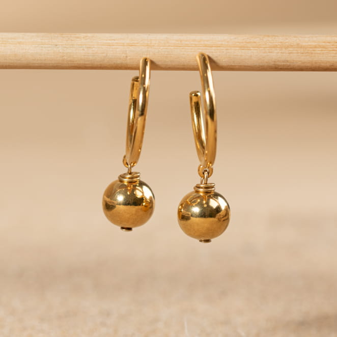 Découvrez les boucles d’oreilles Ejade, un bijou marin fabriqué en France sur l’Île d’Oléron par des monteuses qualifiées.