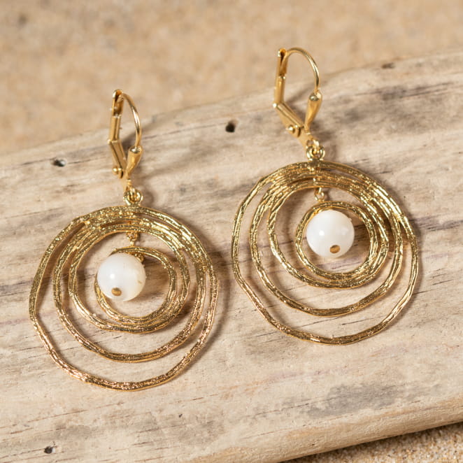 Retour de plage, une entreprise locale engagée dans le développement durable qui créée et fabrique des bijoux fantaisies made in France sur l’Île d’Oléron.