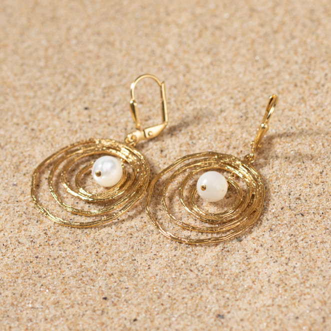 Découvrez les boucles d’oreilles Hosta, un bijou marin fabriqué en France sur l’Île d’Oléron par des monteuses qualifiées.