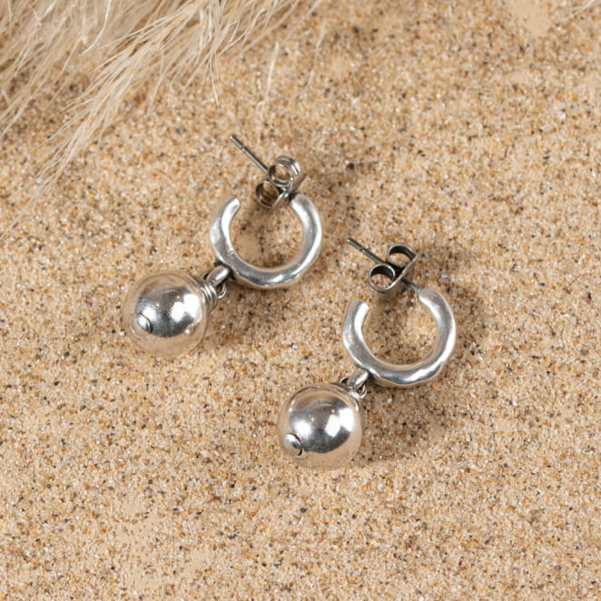 Découvrez les boucles d’oreilles Louison, un bijou marin fabriqué en France sur l’Île d’Oléron par des monteuses qualifiées.