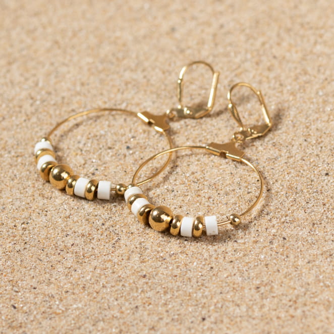 Retour de plage propose des bijoux fantaisie fabriqués avec des matériaux de qualité : céramique, lin, perles de verre, hématite, quartz, amazonite, perles de rivière, nacre, perle de jade, lapis lazuli, perles de culture, pierre de sable, etc.