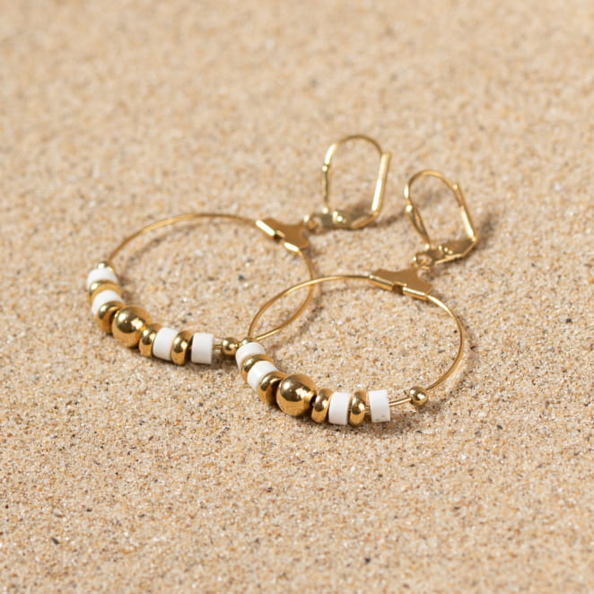Retour de plage vous propose des colliers, bracelets, boucles d’oreilles, bracelets de chevilles, porte-clefs, parfums, cabas et bagues pour femme, homme et enfant pour que chacun trouve son bonheur.