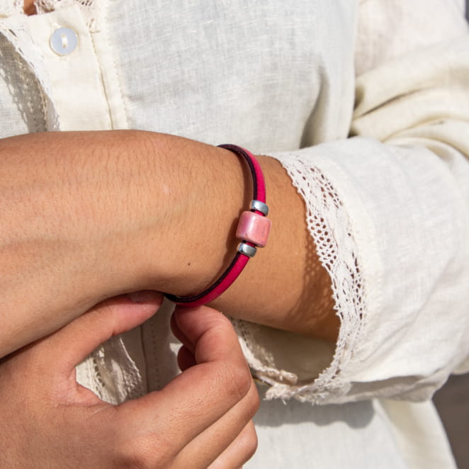 Retour de plage propose des bijoux fantaisie fabriqués avec des matériaux de qualité : céramique, lin, perles de verre, hématite, quartz, amazonite, perles de rivière, perle de jade, lapis lazuli, perles de culture, pierre de sable, etc.