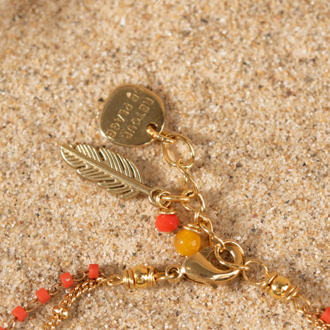 Découvrez le bracelet de cheville Cardinal, un bijou marin fabriqué en France sur l’Île d’Oléron par des monteuses qualifiées.