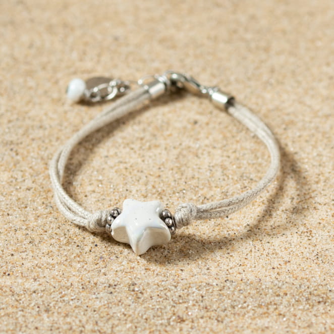 Retour de plage vous propose des colliers, bracelets, boucles d’oreilles, bracelets de chevilles, porte-clefs, parfums, cabas et bagues pour femme, homme et enfant pour que chacun trouve son bonheur.