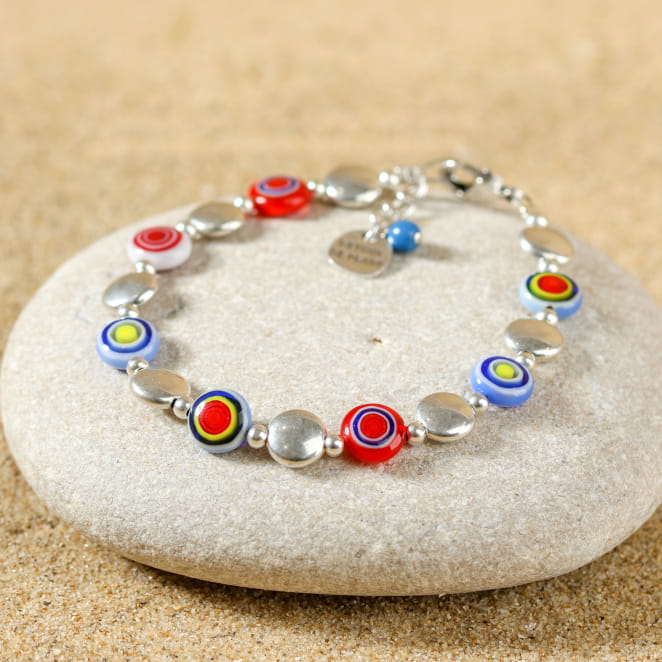 Retour de plage vous propose des colliers, bracelets, boucles d’oreilles, bracelets de chevilles, porte-clefs, parfums, cabas et bagues pour femme, homme et enfant pour que chacun trouve son bonheur.