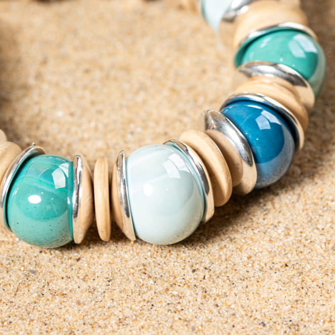 bracelet Coco en perles bleu ciel, détails des reflets irisés et des perles lisses