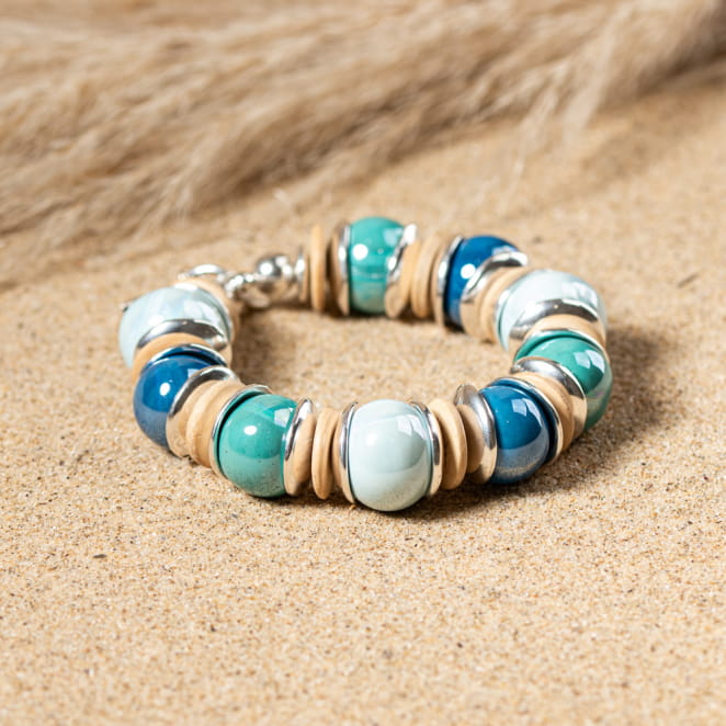 bracelet Coco composé de perles turquoises et argentées, en alternance sur fond sable
