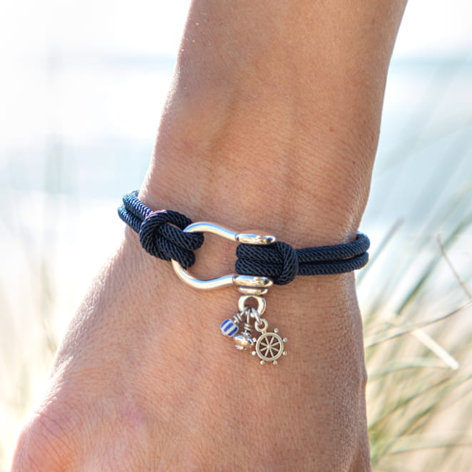 zoom sur les perles du bracelet Cotinière en bleu profond, style bord de mer