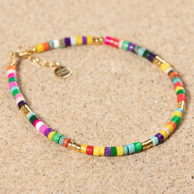 Retour de plage propose des bijoux fantaisie fabriqués avec des matériaux de qualité : céramique, lin, perles de verre, hématite, quartz, amazonite, perles de rivière, perle de jade, lapis lazuli, perles de culture, pierre de sable, etc.