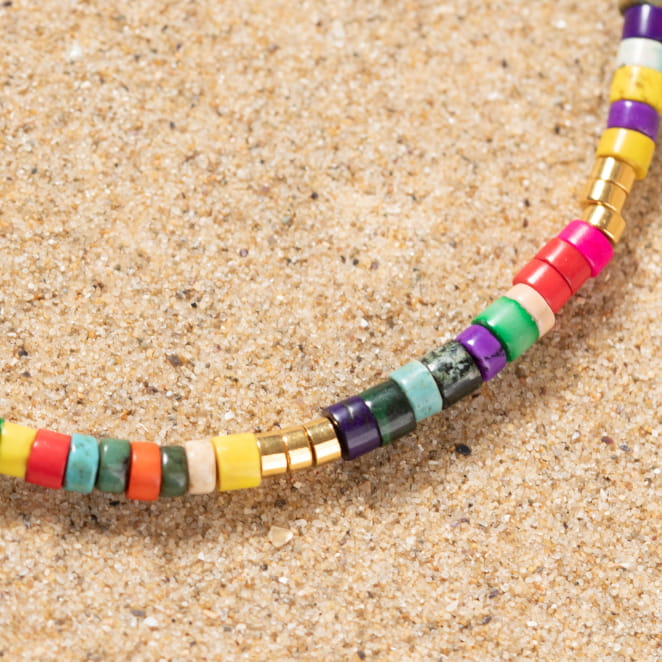 Retour de plage vous propose des colliers, bracelets, boucles d’oreilles, bracelets de chevilles, porte-clefs, parfums, cabas et bagues pour femme, homme et enfant pour que chacun trouve son bonheur.