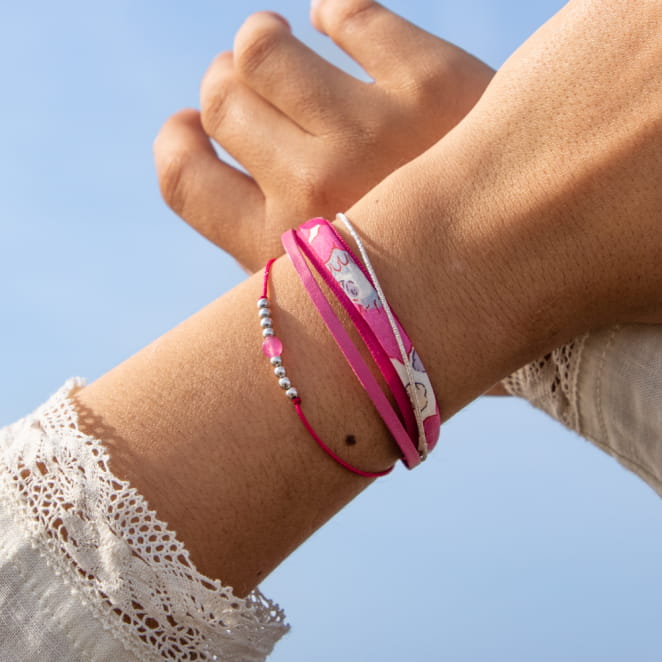 Retour de plage propose des bijoux fantaisie fabriqués avec des matériaux de qualité : céramique, lin, perles de verre, hématite, quartz, amazonite, perles de rivière, perle de jade, lapis lazuli, perles de culture, pierre de sable, etc.