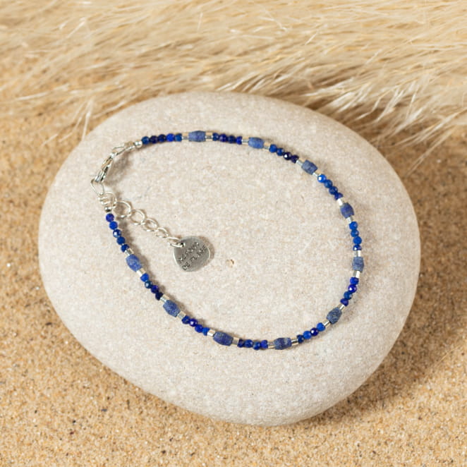 Retour de plage vous propose des colliers, bracelets, boucles d’oreilles, bracelets de chevilles, porte-clefs, parfums, cabas et bagues pour femme, homme et enfant pour que chacun trouve son bonheur.