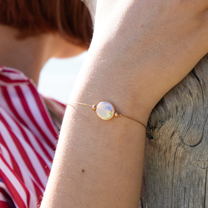 bracelet Flamand porté, perles saumon délicates sur monture dorée rose