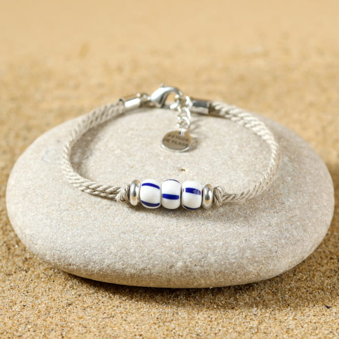 Retour de plage propose des bijoux fantaisie multicolore, blanc, sable, bleu nuit, turquoise, couleur ficelle, anthracite, ou autre alors choisissez les matières qui vous plaisent et les textures que vous aimez.