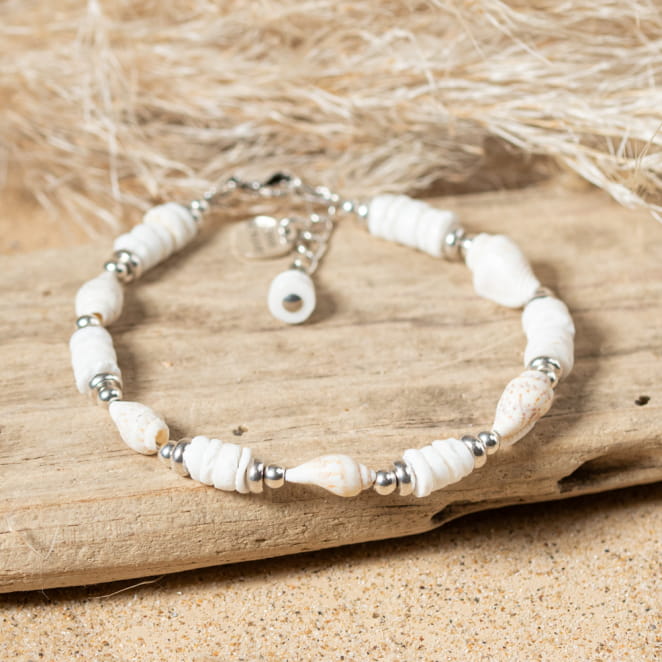 Retour de plage propose des bijoux fantaisie fabriqués avec des matériaux de qualité : céramique, lin, perles de verre, hématite, quartz, amazonite, perles de rivière, perle de jade, lapis lazuli, perles de culture, pierre de sable, etc.