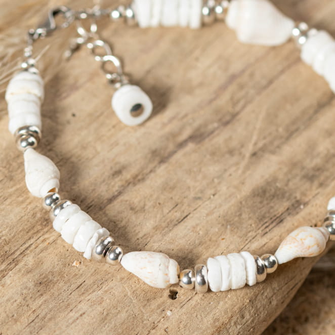 Retour de plage propose des bijoux fantaisie multicolore, blanc, sable, bleu nuit, turquoise, couleur ficelle, anthracite, ou autre alors choisissez les matières qui vous plaisent et les textures que vous aimez.