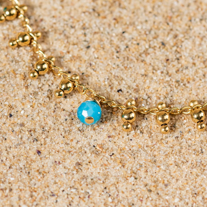Retour de plage propose des bijoux fantaisie fabriqués avec des matériaux de qualité : céramique, lin, perles de verre, hématite, quartz, amazonite, perles de rivière, perle de jade, lapis lazuli, perles de culture, pierre de sable, etc.