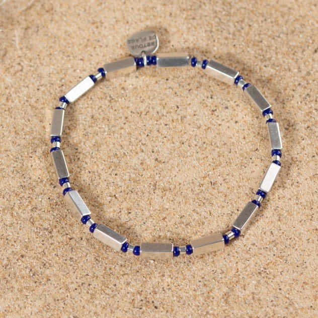 Les bijoux Retour de plage sont des bijoux fantaisie authentiques et uniques faits de perles naturelles qui racontent une histoire de nature ou d’océan à partager en famille ou entre amis.