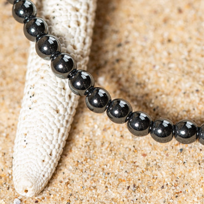 zoom sur les perles grises du bracelet Goudron, finition brillante et contraste argenté