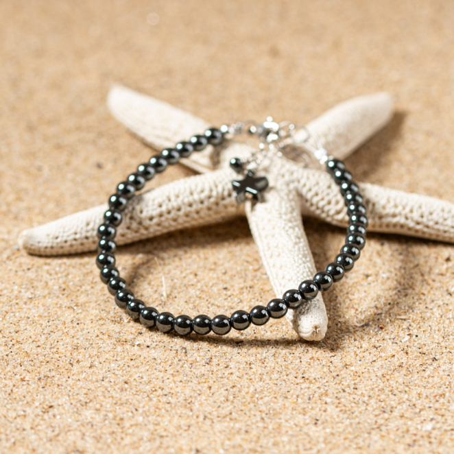 bracelet Goudron gris composé de perles facettées et d’une perle centrale argentée